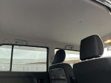 明るい色の天井は車内を広々と感じさせます。