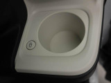 ホットドリンクをちょうどいい温度でキープしてくれる保温機能付きのホッとカップホルダー(前席)。ほっこり快適にドライブをサポート。