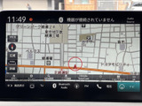 道路や施設名が表示された地図を確認でき、現在地の目安も画面上で把握しやすい構成です。目的地設定などの案内機能を使う際も、表示内容を見ながら操作できます。