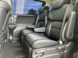 後席はアームレスト付きで、ゆったり座れる形状が魅力です。窓から外の景色を楽しめる明るさもあり、ご家族やご友人との移動でもくつろいで過ごせます。