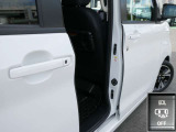 ハンズフリーオートスライドドアは、運転席側スイッチと、ドアハンドルのスイッチからも開閉可能です。スイッチ操作で簡単開閉なので腕力の弱いお子様でも楽々開閉できます。
