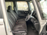 前席は視界が広く、運転席と助手席の間もすっきりした印象です。落ち着いた色合いのシートと足元の空間が、乗り込む方にとって過ごしやすい室内を演出しています。