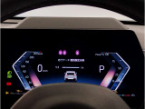 【メーターパネル】最も重要なスピード・メーターとタコ・メーターとを共に同じ位置に最大限の大きさで配置。ドライビング中のドライバーの視線を可能な限り逸らす事無く安心安全なドライビングをしてもらう拘りです