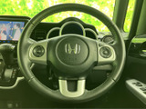 手元に複数のスイッチがまとまり、運転姿勢を大きく変えずに各種機能へアクセスしやすい構成です。握りやすい形状で、日常の運転中にも扱いやすさに配慮されています。
