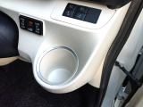 運転席右側のドリンクホルダーです。