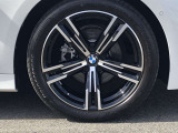 BMW純正アルミホイール。洗練されたデザインで、足元の個性を引き立てます。
