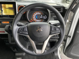 手元にスイッチ類がまとまり、運転姿勢を大きく変えずに各種操作へアクセスしやすい配置です。握りやすい形状で、日常の運転時にも扱いやすさに配慮されています。