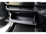 便利な収納スペースの助手席グローボックス!小物もたくさん収納できます。