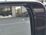 【ブラインドスポットモニター】車外にいる車をいち早く検知し、ドライバ―に知らせるシステムです。