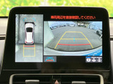 車両周辺の映像を画面で確認でき、駐車時の周囲の状況把握をサポートします。画面内のガイド表示も目安にしながら、車庫入れや切り返しを落ち着いて行えます。