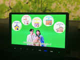 画面にテレビ映像を表示でき、停車中の待ち時間もお好みの番組を楽しめます。映像と音声でひと息つきたいときに便利な装備です。ご利用の際は安全のため、必ず停車してからお楽しみください。