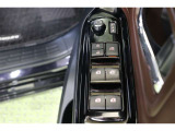 全ての窓が運転席から操作できます。今やほぼ当たり前ですが、無いと不便なアイテムですよね。ドアの施錠・解錠と連動してドアミラーが格納・復帰するオート電動格納機能も装備しています。