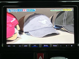 地図表示に加え、テレビ映像も楽しめる画面です。画面下部にはオーディオや現在地などの項目が並び、目的に合わせた機能へ切り替えやすい配置。移動中の同乗者にも便利にお使いいただけます。