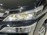 【LEDヘッドライト】悪天候や夜間走行時も良好な視界を確保し安心して運転できる高輝度LEDヘッドライトを装備!点灯速度が早く、消費電力も抑えられています。