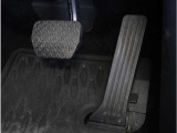 【オルガン式アクセルペダル】 かかとがずれにくく、アクセルペダルがコントロールしやすくなります。また運転時の疲労を軽減し、とっさのときの踏み間違いも起きにくくなります。