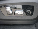 運転席メモリー付きフロント電動シート装備。