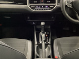 運転席からも助手席からも自由に使えるドリンクホルダー付。スマートフォンなどの充電に便利なUSBジャック。運転席からも助手席からも使いやすいです。