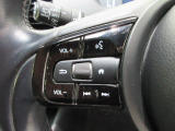 ハンドルにオーディオの操作スイッチが装備されています。視線を前方から外さずハンドルから手を離さずに操作できるのでとっても安全ですね。