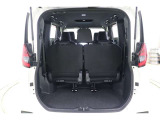 荷室フロアの地上高は低く設定されていて、荷物の積み降ろしが楽にできるラゲージスペースです。シートの下に長尺物を収納することもできます。