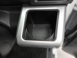 カップホルダーは運転席や助手席からちょうど手の届く位置です!!