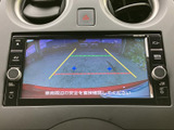 後方の様子をモニターで確認でき、駐車時の周囲確認をサポートします。ガイド表示も画面上で把握しやすく、車庫入れや狭い場所での駐車など、日常の運転を心強く支えてくれます。