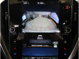 後方映像を11.6インチディスプレイに表示し、ステアリング連動ガイドラインが駐車をサポート。さらに後退時はリヤ4センサーが障害物を検知し、必要に応じてブレーキが作動します。