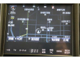 メーカーSDナビ。CD・DVD・ブルーレイ・SD・フルセグTV対応です。ナビ画面が表示される「遠視点ディスプレイ」は運転中に視野を道路から室内へと移し変えてもすぐに焦点が合いやすい遠視点タイプです。