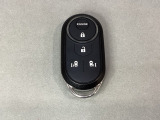 リモコンエンジンスターターを装備しています。操作キーはスマートキーも兼用しており、鍵を差し込むことなくドアロックの開け閉めと、スタートボタン操作でのエンジンスタートができます。