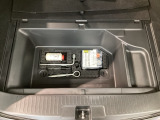 トランク床下には工具類も完備☆