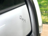 【ブラインドスポットモニター】走行中、ドアミラーの死角になりやすい箇所に後続車が接近するとサイドミラーのレンズに警告を表示!ドライバーに注意喚起をしてくれます。