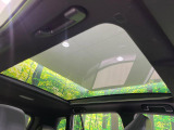 【パノラマルーフ】大型のガラスルーフ搭載で車内の解放感が一気にアップ!開放的なドライブをお楽しみいただけます。