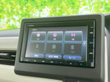 CDやラジオ、iPod・SD・USBなどの選択肢が画面上にまとまり、使いたい音源を確認しやすい構成です。通勤やお出かけの移動時間を、お好みの音楽とともに楽しめます。