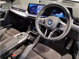 BMWの運転席はドライバーオリエンテッドという構造を採用。ドライバー目線の操作がしやすい設計になっており、ドライブ中にも目線の移動が少なく運転中にも簡単に操作ができます。