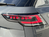 ダイナミックターンインジケーター付き3DのLEDテールランプ。ウィンカーの光が流れるように点滅、後続車からの視認性が高まり、万一の追突の危険性を軽減します。