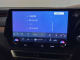 G-Link契約でご利用いただけるセンター通信型のナビ機能「コネクティッドナビ」を装備。従来のナビゲーションよりもリアルタイムな情報提供を可能にしました。