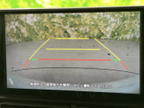 後方の様子を画面で確認でき、駐車時の周囲の把握をサポートします。ガイドラインも表示されるため、車庫入れや狭い場所での後退時に距離感をつかみやすくなります。