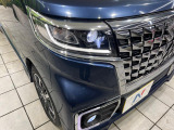 【LEDヘッドライト】悪天候や夜間走行時も良好な視界を確保し安心して運転できる高輝度LEDヘッドライトを装備!点灯速度が早く、消費電力も抑えられています。