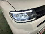 白く明るい光で夜間走行をサポートするLEDヘッドランプを搭載
