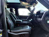 【運転席】室内は座り心地の良いシートとなっており、空間の広さと目線の高さから運転がしやすくなっております。