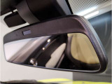 【ルームミラー一体型ETC車載器】ルームミラーの裏側に目立たない様に配置されたETCカード挿入口。スタイリッシュ且つ機能的なものとなっております。
