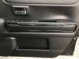運転席ドア内装とパワーウィンドウスイッチ