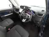 シンプルで使いやすいデザインの運転席です。