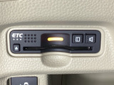 ハンドルの左下にETCがついています。高速道路の料金所の通過も楽々です。 カードの取り出しもしやすい場所についています。
