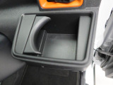 カップホルダーは運転席や助手席からちょうど手の届く位置です!!