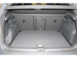 リアハッチドアが大きく開きますので、荷物の積み下ろしもしやすいです。トランクは広く、シートアレンジをすることで大きな荷物も乗ります。