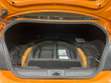 積み下ろしのしやすいデッキにはたっぷりと荷物を積み込んでいただけます。遊びから仕事まで、様々なシーンで頼れます♪