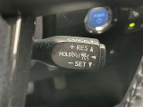 クルーズコントロール機能が付いています。 速度を設定するとアクセルを踏まなくても一定の速度で走ることができます。  高速道路ではとても便利な装置なんです。