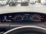速度や燃料の目安など、運転に必要な情報がまとまり、ひと目で確認しやすい配置です。表示が見渡しやすく、走行中も必要な情報を把握しながら運転に集中しやすくなります。