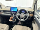 運転席まわりです。 各操作スイッチは使いやすい位置に配置されてます。