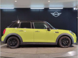 ☆MINIの車の始まりは大人四人がギリギリ乗れるコンパクトな車です!!今となっては3ナンバーですが、もともとは5ナンバーの車でした!!